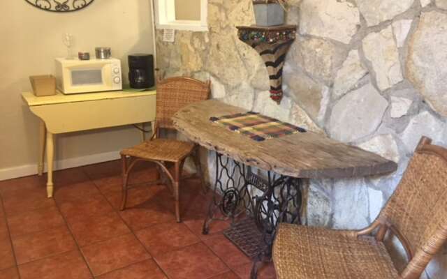 The Historic Leakey Inn