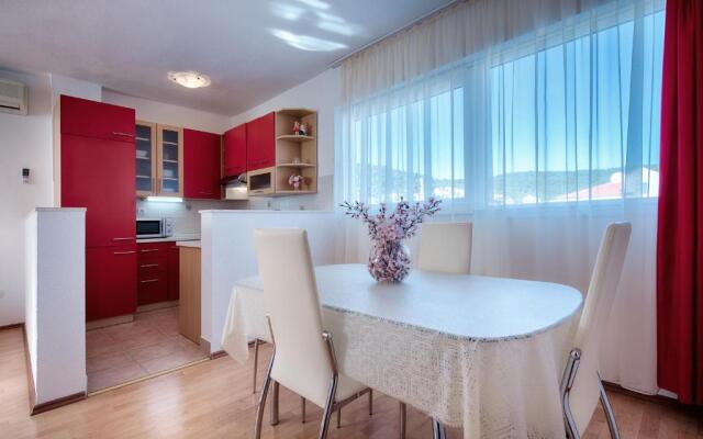 Apartments and Rooms Dis