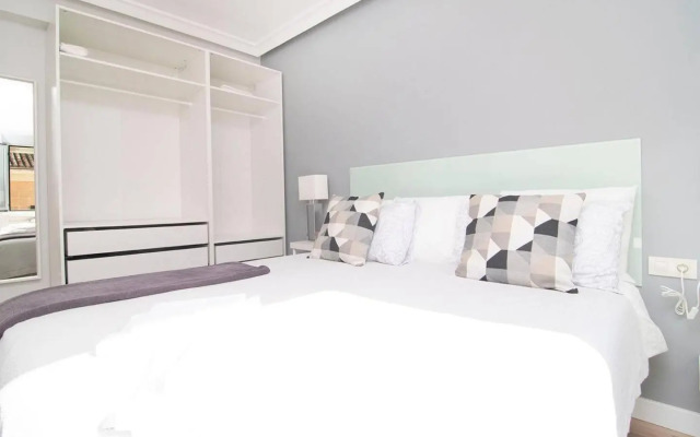 Sunny Apartment at the foot of Royal Palace by Batuecas