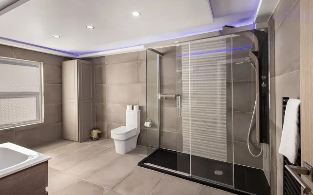 Town View Apartment by Sasco