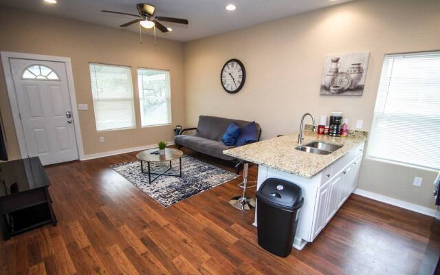 Douglas Way Remodeled House Near Downtown 1BA/1BA