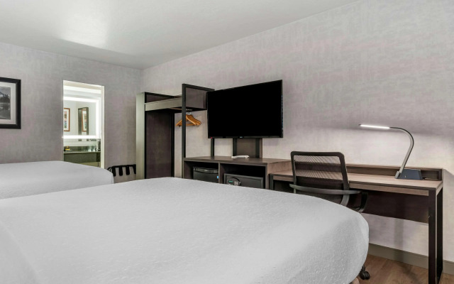 Best Western Plus Hilltop Inn