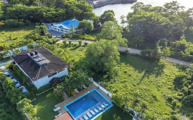 Natural Pool Villa Perfect for Families