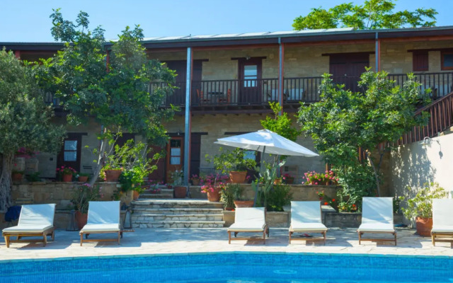 Eveleos Country House