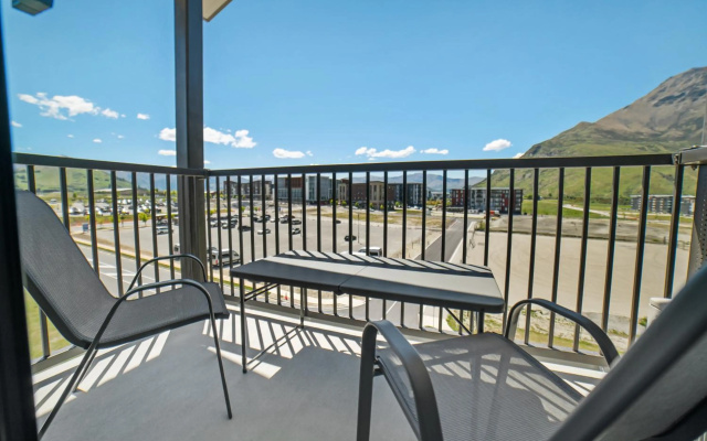 Toru Top Floor Apartment - Brand New & Convenient – Balcony – Queenstown