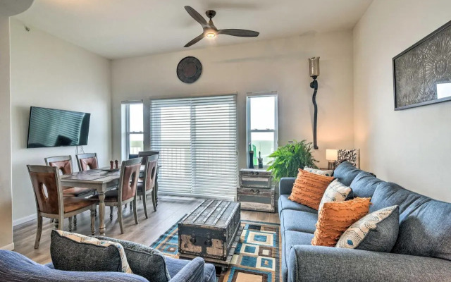 Pool Access, Walk to Beach: Galveston Condo!