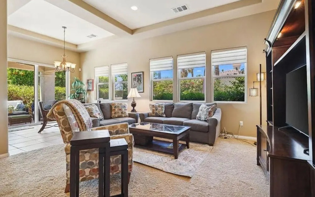 Stylish 2BR w Spa Patio