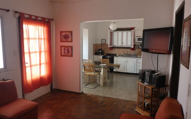 Departamento-casa muy amplio y céntrico.