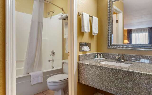 Quality Inn Russellville I-40