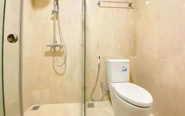 Super and Great Homey 3BR at Sudirman Suites Apartment By Travelio – Bathroom – Jakarta
