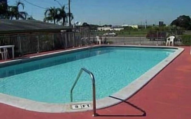 Econo Lodge Inn & Suites