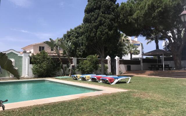 8381 - Large beach side villa in Marbella