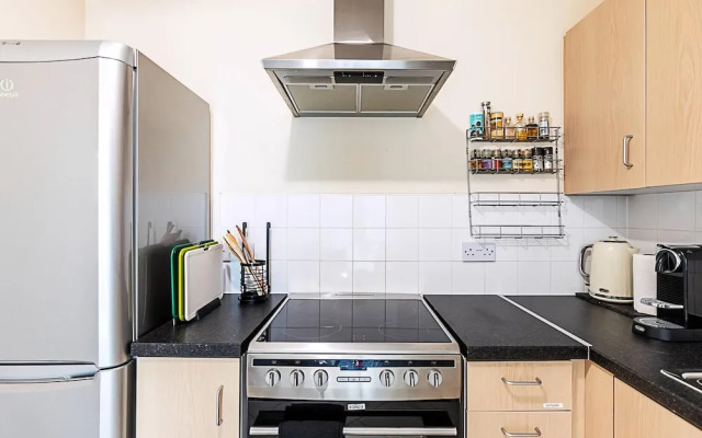 Sleek Flat w/ River Views In Canary Wharf