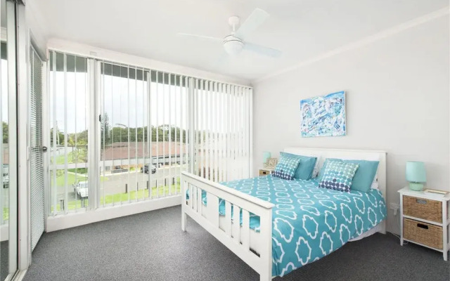 9 Cirrus at Fingal Bay