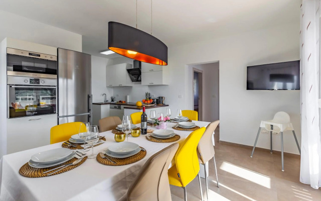 Holiday House emjalemi