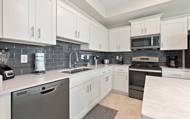 Decadent Penguin - Storey Lake by Shine Villas #704