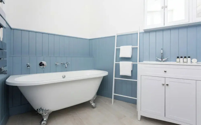 Bathurst Mews II by Onefinestay
