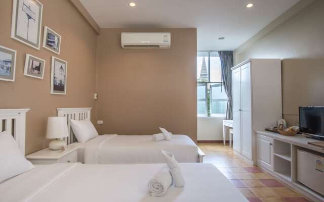 Feung Nakorn Balcony Rooms and Cafe