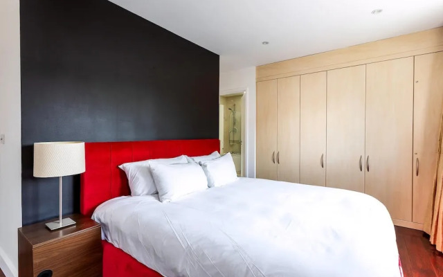 RAI - Modern Tower Hill Penthouse