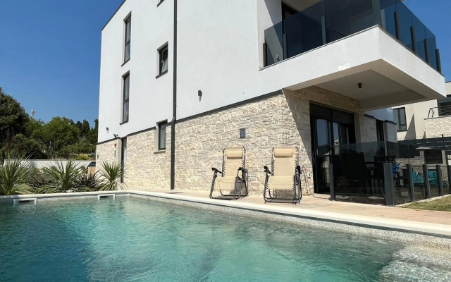 J&N Hill's Residence with swimming pool