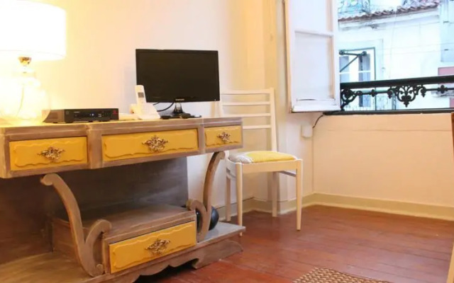 Blue House - Bica Yellow Tram