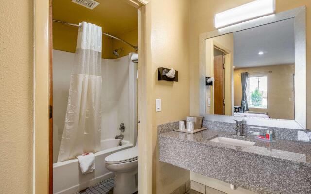 Econo Lodge Inn & Suites