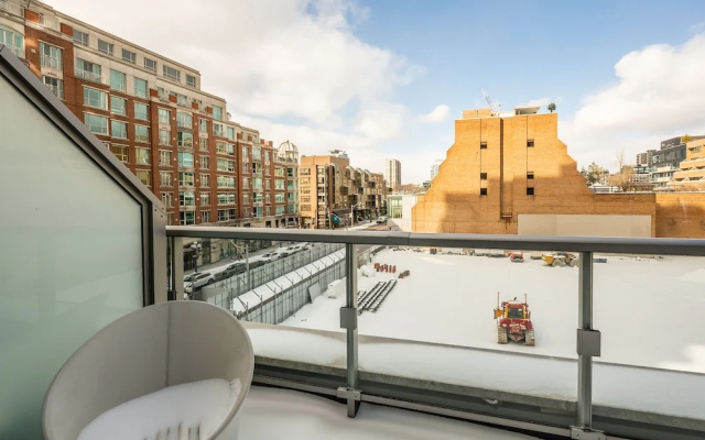 Executive Class, Downtown Luxury Condo @ Yorkville