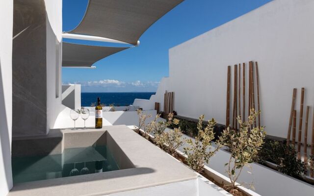 Almyra Oia Suites