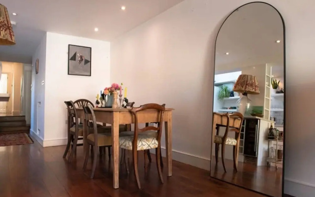 Stylish 2 Bedroom Flat Overlooking The River