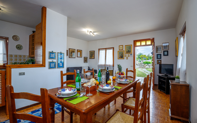 Oasi di Castelveccana Apt Pool and View