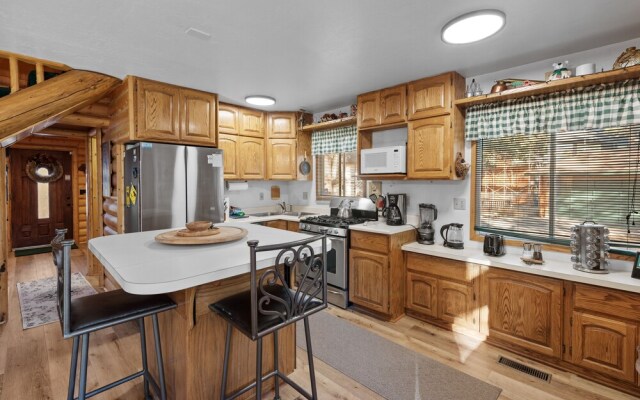 The Hideaway - Enchanting Custom Log-style Home Nestled High In The Pines! Great Room Features! 2 Bedroom Cabin