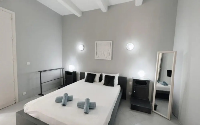 Spacious 1BR Apartment on Charming Street