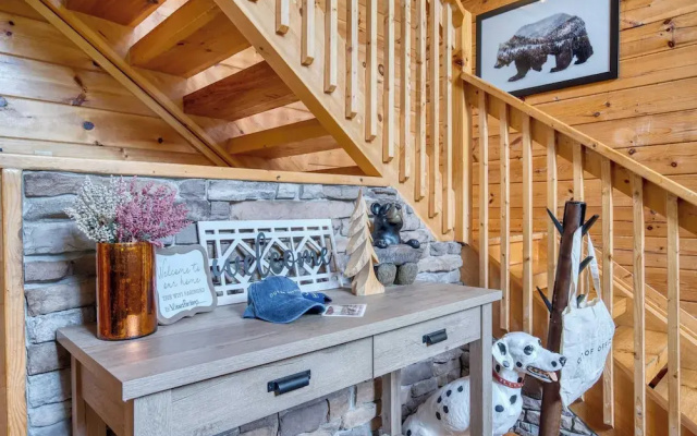 Triple Mountain View by Avantstay: Hot Tub, Game Room & Stunning Smoky Mountain Views