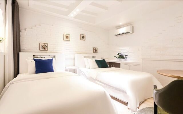 Seocho Dukkeobi Hotel