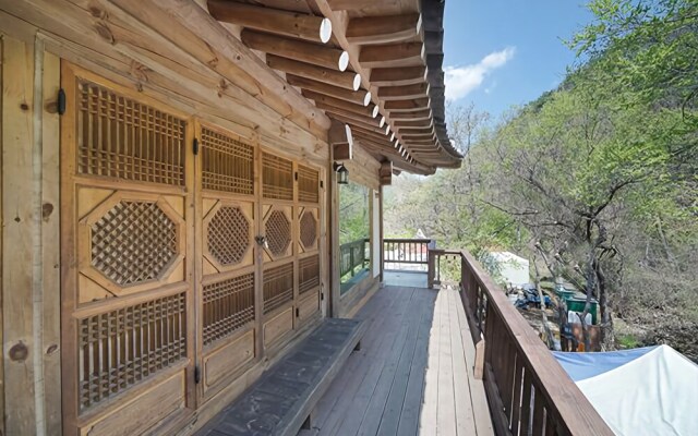 Hongchen Hanok Pine Scent Pension