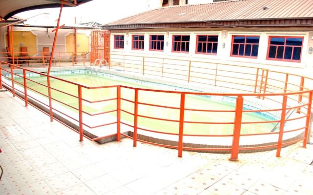 Aquatic Suites & Lounge