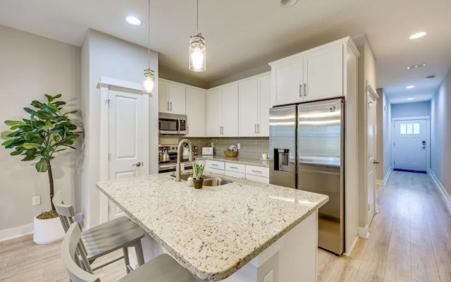 Pet-friendly Townhome, 1 Mi to Southbank Riverwalk