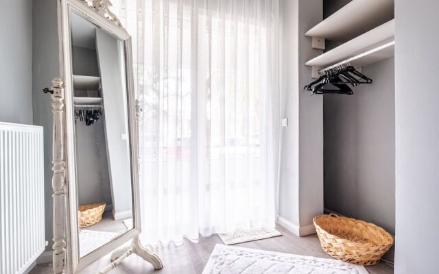 Vibrant Flat Next to Bostanci Marmaray Station