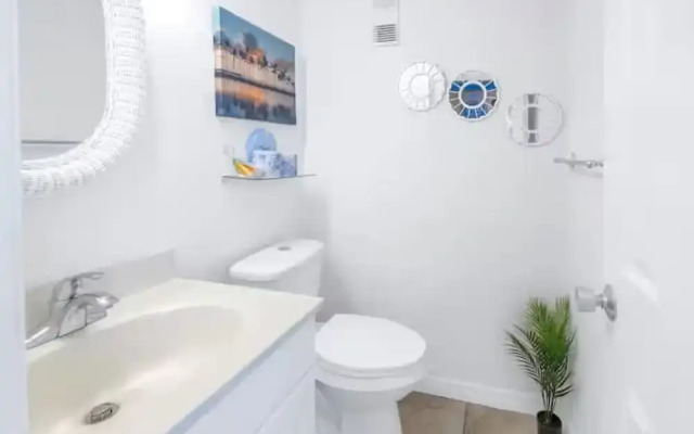 Charming 2BR Lagoon-view Steps To Siesta Key Beach