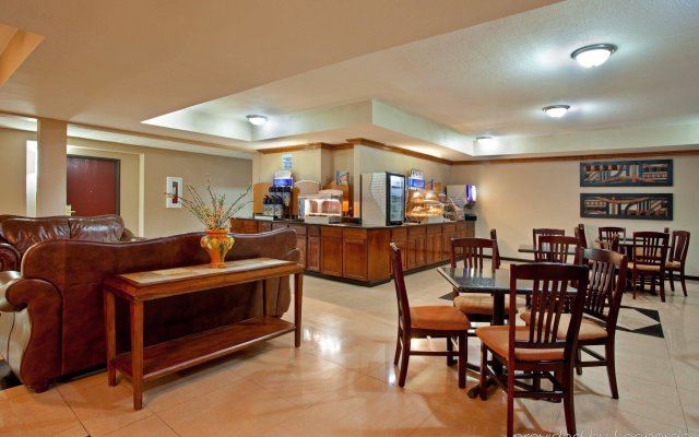 Holiday Inn Express & Suites Three Rivers, an IHG Hotel