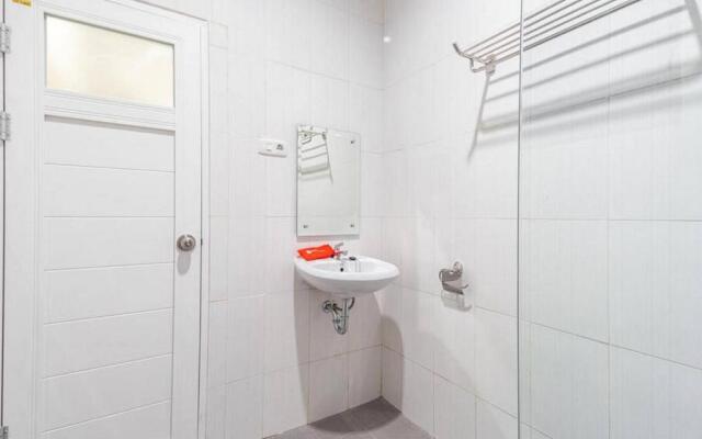 RedDoorz near RS Royal Prima Medan 2