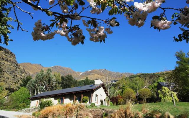 The Paddock Straw Bale Luxury Holiday House