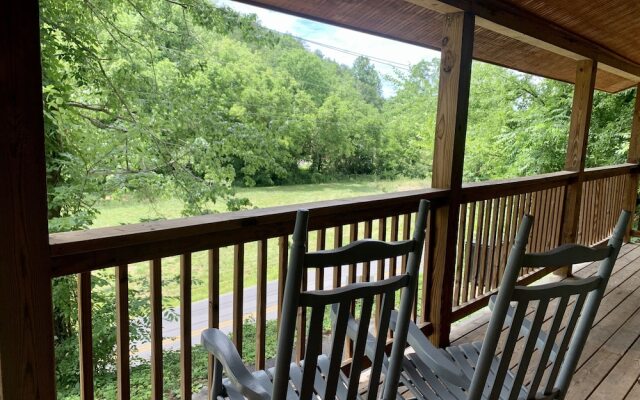 Pleasant Hollow 2 Bedroom Cabin by Redawning