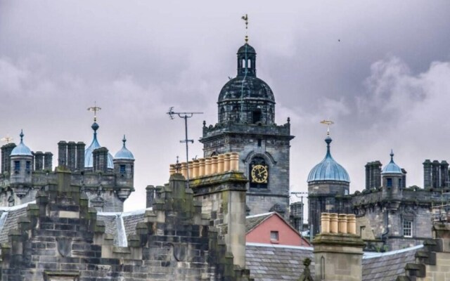 Stylish Castle View Apartment