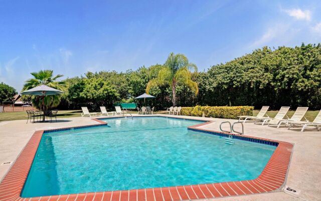 Howard Johnson Express Inn - Claremont