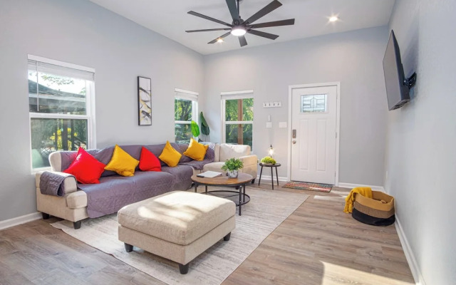 Experience Convenience w/ 4br/3ba Near Alamodome
