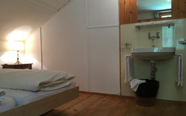 Spinas Gasthaus Val Bever - Hostel