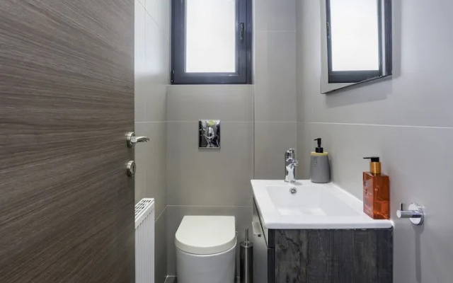 Flat with stunning views & prv parking