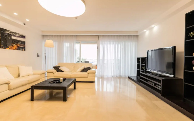 High Class Condo at Marina by FeelHome