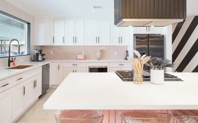 The Blush - With Pool Bars Neons, Palm Springs